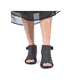 Schwarze Rieker Riemchensandaletten 64670-00 mit einem Klettverschluss. Schuh am Fuß.