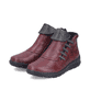 Weinrote Rieker Damen Kurzstiefel Z0071-35 mit einem Reißverschluss. Schuhpaar seitlich schräg.