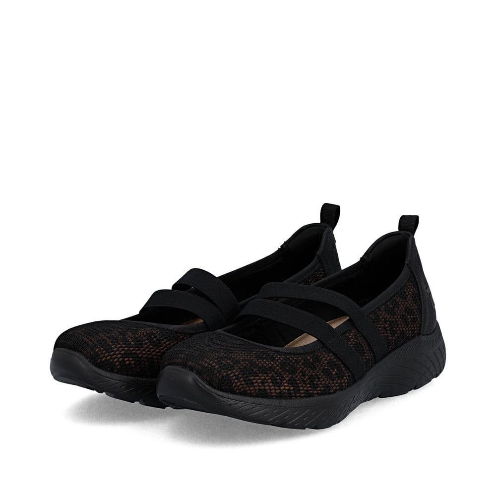 Schwarze Rieker Ballerinas M5075-00 mit einem Gummizug sowie der Komfortweite G. Schuhpaar seitlich schräg.