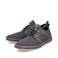 Graue Rieker Herren Slipper B5252-45 mit einem Gummizug sowie der Komfortweite G. Schuhpaar seitlich schräg.