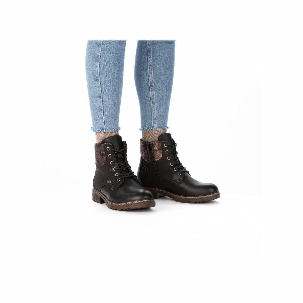Schwarze Rieker Damen Schnürstiefel 94712-00 mit wasserabweisender TEX-Membran. Schuh am Fuß.
