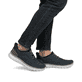 Blaue Rieker Herren Slipper B6658-14 mit Ready2GO Slip-in Feature sowie Gummizug. Schuh am Fuß.