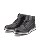 
Asphaltschwarze Rieker Herren Schnürstiefel 38441-01 mit einer robusten Profilsohle. Schuhpaar schräg.