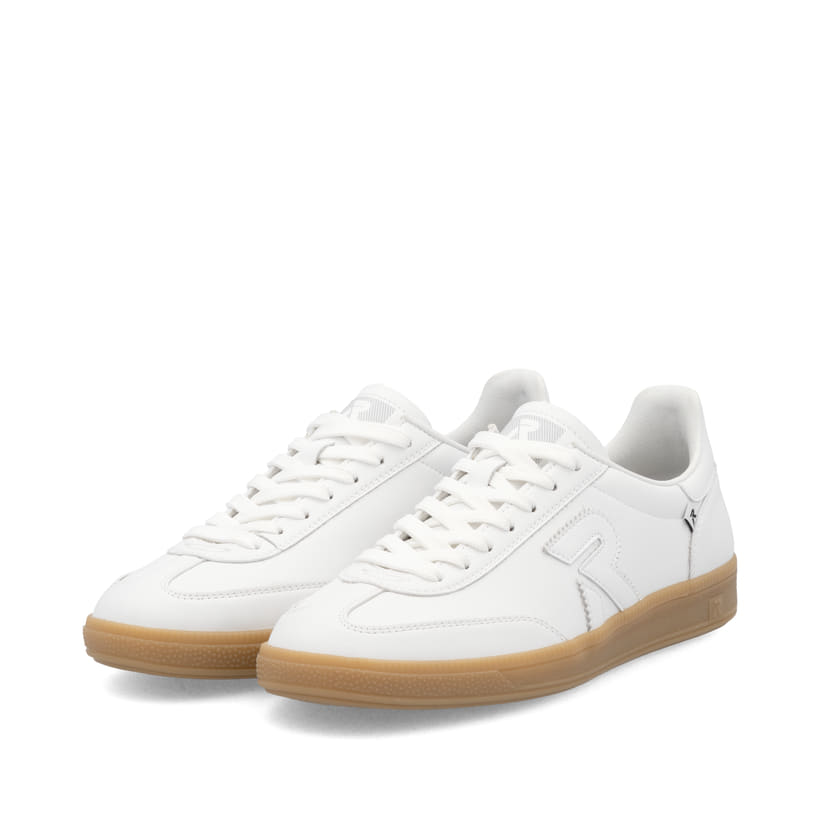 Weiße Rieker Damen Sneaker Low W2200-80 mit Schnürung sowie abriebfester Sohle. Schuhpaar seitlich schräg.