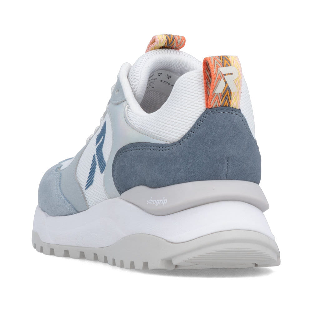 Weißblaue Rieker Damen Sneaker Low W2506-80 mit Schnürung sowie abgesetztem Logo. Schuh von hinten.