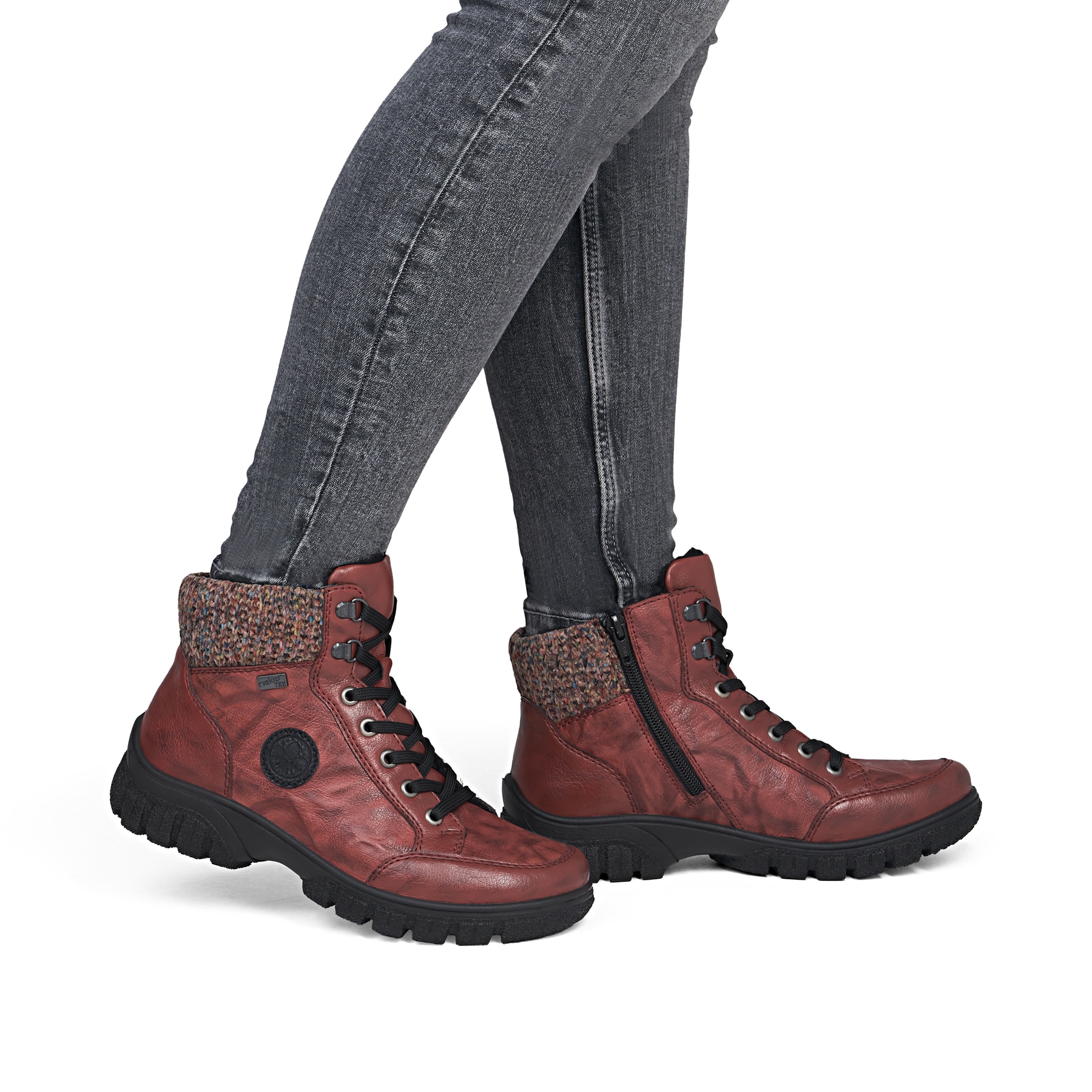 Rote Rieker Damen Schnürstiefel Z7230-33 mit wasserabweisender RiekerTEX-Membran. Schuh am Fuß.