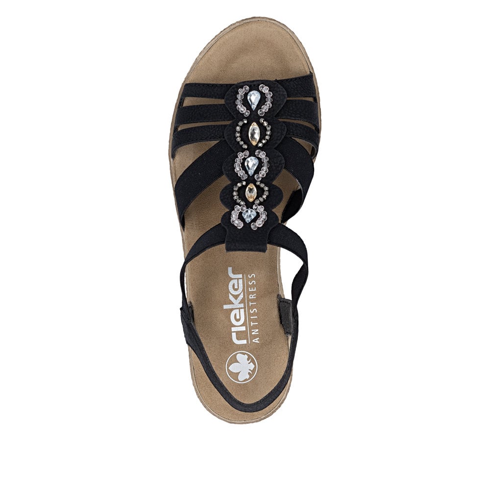 Schwarze Rieker Keilsandaletten 619B2-00 mit Schmuckelementen sowie Gummizug. Schuh von oben.