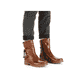 
Fuchsbraune Rieker Damen Kurzstiefel 73551-24 mit einer robusten Profilsohle. Schuh am Fuß