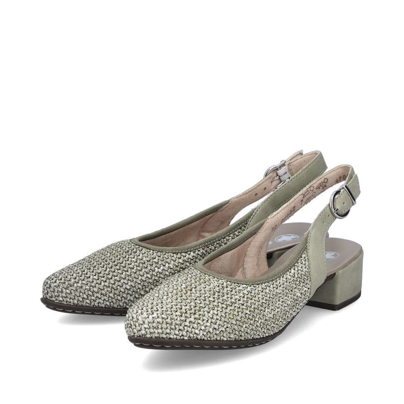 Khakifarbene Rieker Slingpumps 47060-52 mit Schnallen sowie einer leichten Sohle. Schuhpaar seitlich schräg.