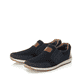 Blaue Rieker Herren Slipper 08869-14 mit einem Gummizug sowie Komfortweite G 1/2. Schuhpaar seitlich schräg.