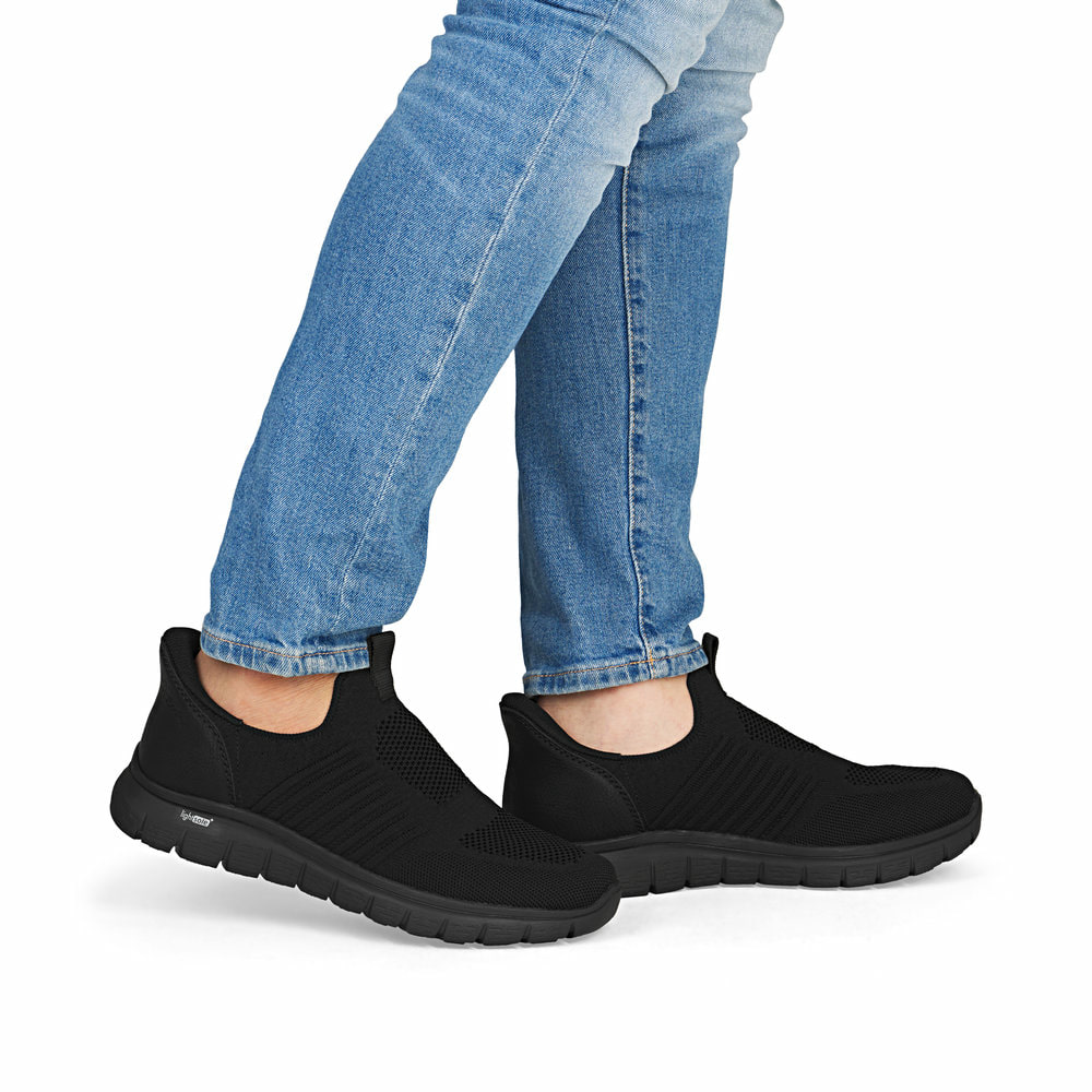 Schwarze Rieker Herren Slipper B6659-01 mit easy Hineinschlüpf-Möglichkeit. Schuh am Fuß.