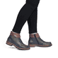 Dunkelblau-weinrote Rieker Damen Kurzstiefel Z9383-90 mit einem Reißverschluss. Schuh am Fuß.
