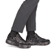 Dunkelbraun-schwarze Rieker Damen Sneaker Low M7711-26 mit floralem Aufdruck. Schuh am Fuß.