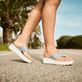 Blaue vegane Rieker Damen Zehentrenner W3054-14 mit leichter und griffiger Sohle. Schuh am Model.