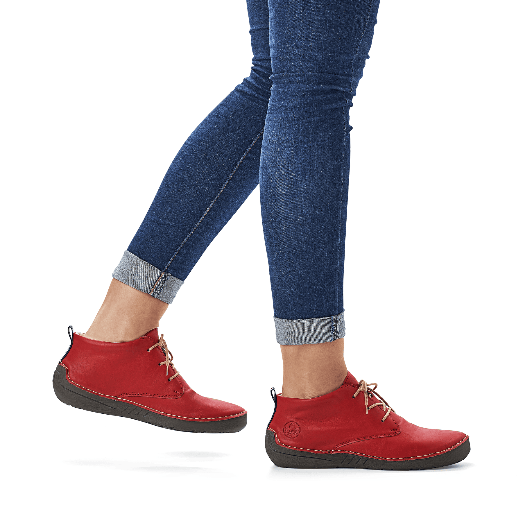 Rote Rieker Damen Schnürschuhe 52522-33 mit einer extra weichen Decksohle. Schuh am Fuß.
