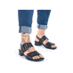 Schwarze Rieker Riemchensandaletten 62663-01 mit einem Klettverschluss. Schuh am Fuß.