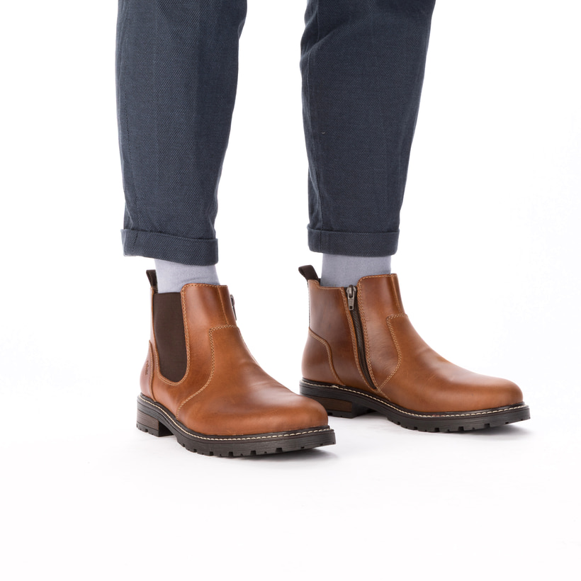 Braune Rieker Herren Chelsea Boots 32052-24 aus Glattleder mit Reißverschluss. Schuh am Fuß.