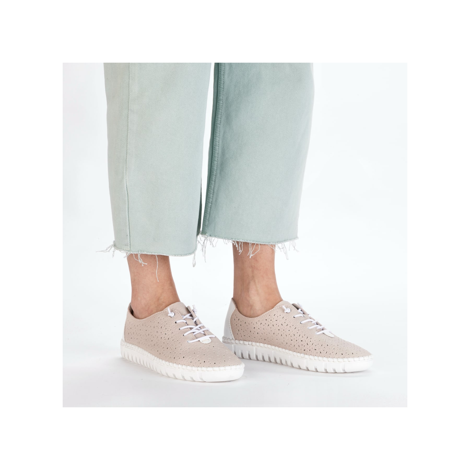 Rosane Rieker Damen Slipper M2356-31, Barfußschuhe mit einem Gummizug. Schuh am Fuß.