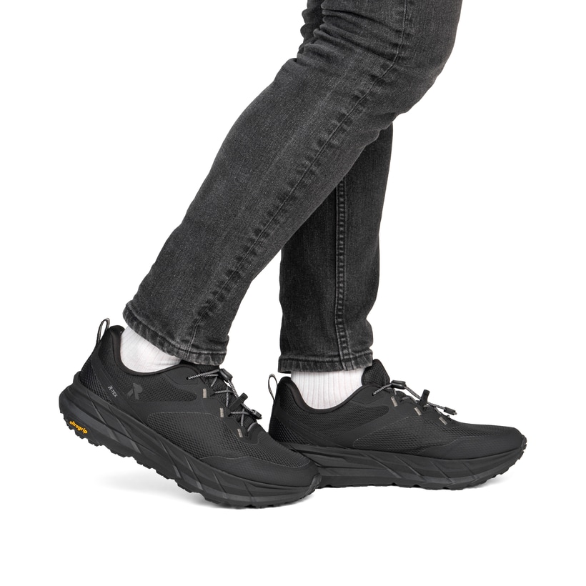 Schwarze Rieker Sport Herren Sneaker Low U4502-00. Schuh am Fuß.