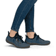 
Ozeanblaue Rieker Damen Slipper 52573-14 mit Elastikeinsatz sowie einer leichten Sohle. Schuh am Fuß