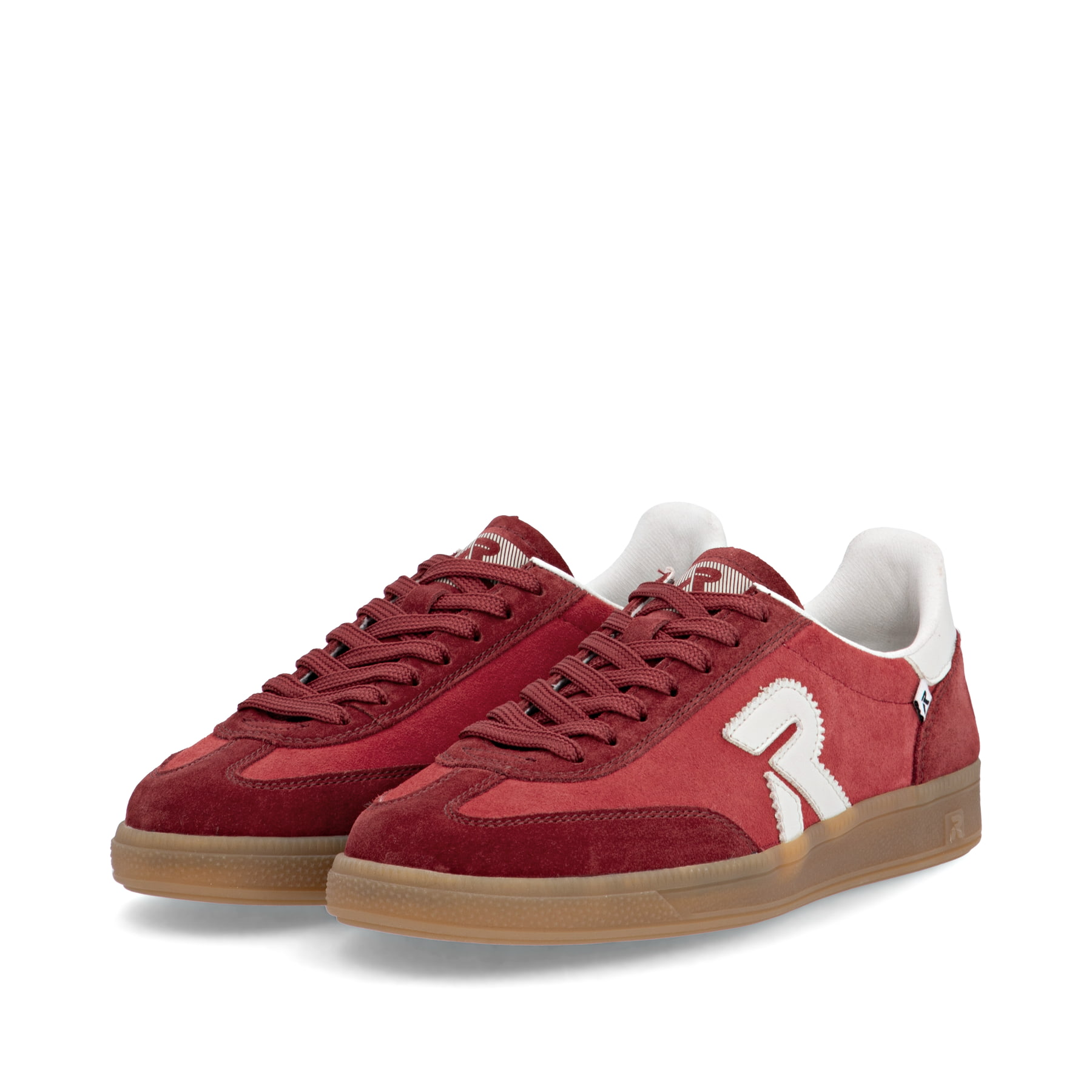 Baskets basses Rieker rouges pour femme W2200-33 avec lacets. Chaussures inclinées sur le côté.