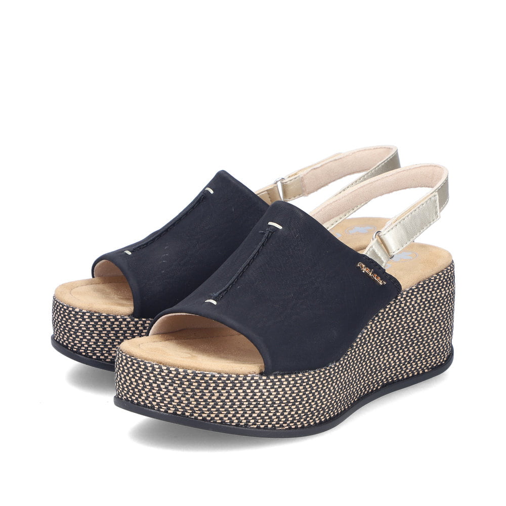 Schwarze Rieker Damen Sandalen 69460-00 mit moderner Spannnaht. Schuhpaar seitlich schräg.