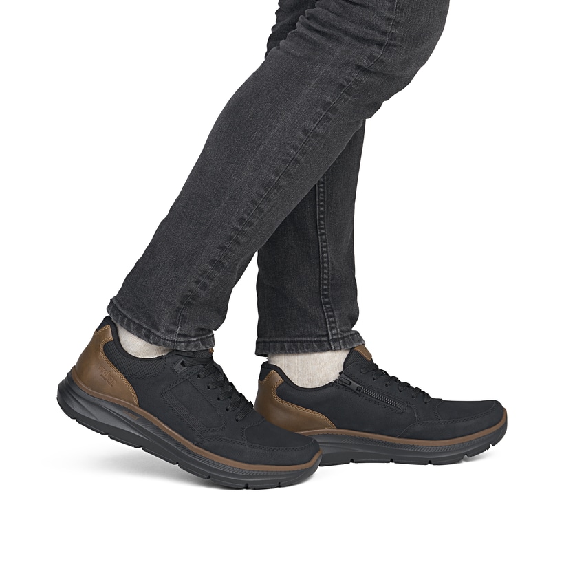 Schwarze Rieker Herren Schnürschuhe B1801-00 mit lightsole+ sowie Reißverschluss. Schuh am Fuß.