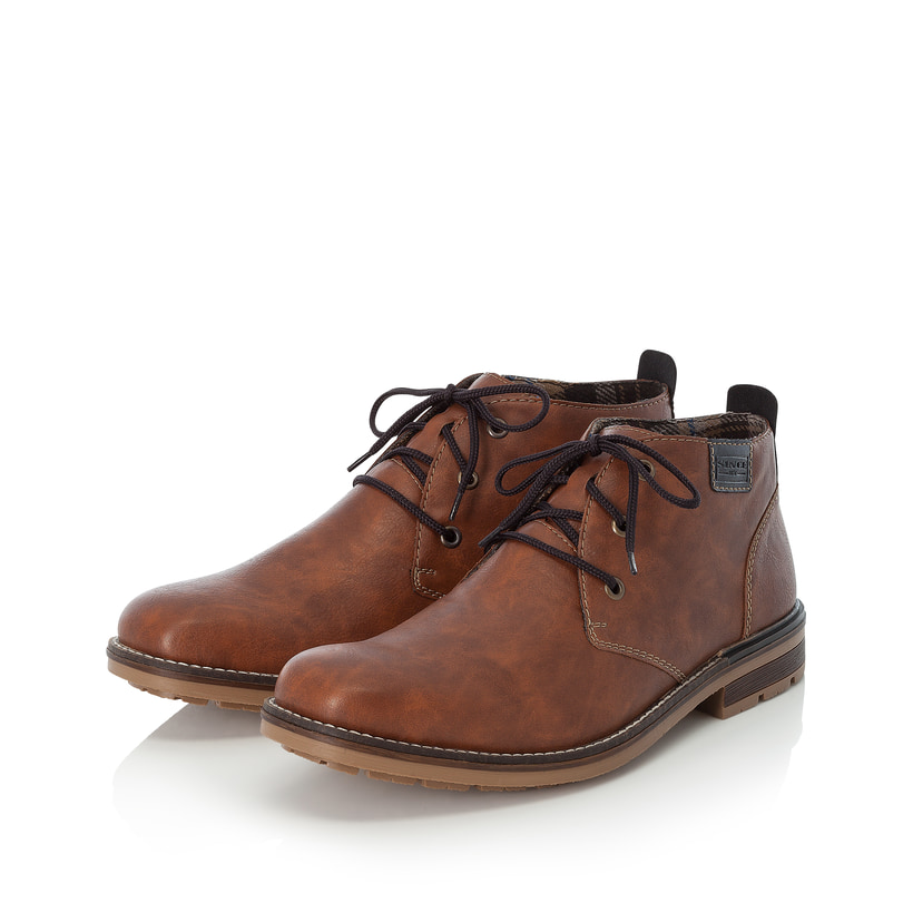 Kastanienbraune Rieker Herren Schnürstiefel B1340-22 mit einer Schnürung. Schuhpaar seitlich schräg.
