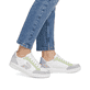 Weiße Rieker Damen Sneaker Low 41909-81 mit Schnürung sowie super leichter Sohle. Schuh am Fuß.