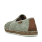 Grüne Rieker Herren Slipper B5265-52 mit einem Gummizug sowie Komfortweite G 1/2. Schuh von hinten.