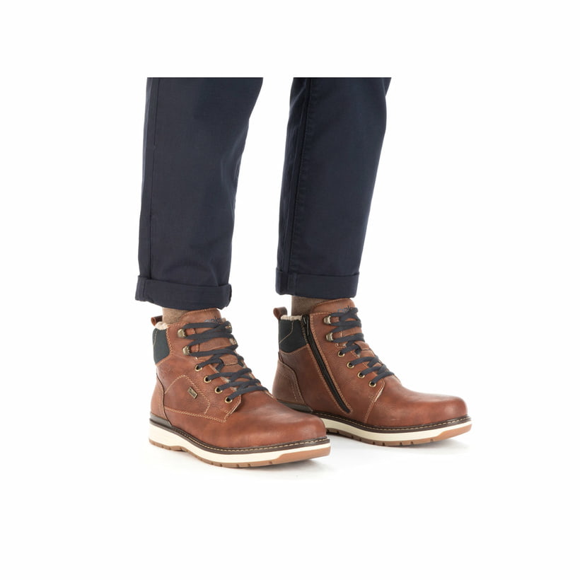 Nussbraune Rieker Herren Schnürstiefel 39442-24 mit Schnürung und Reißverschluss. Schuh am Fuß