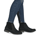 
Tiefschwarze Rieker Damen Chelsea Boots Z4994-00 mit einer schockabsorbierenden Sohle. Schuh am Fuß