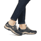 Blaue Rieker Damen Slipper L0538-14 mit einem Gummizug. Schuh am Fuß.