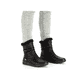 
Tiefschwarze Rieker Damen Kurzstiefel Z0070-00 mit einer robusten Profilsohle. Schuh am Fuß