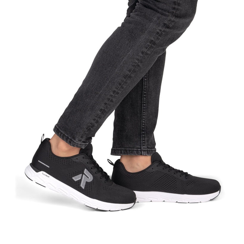 Schwarze Rieker Herren Sneaker Low 09106-00 mit Schnürung sowie abgesetztem Logo. Schuh am Fuß.