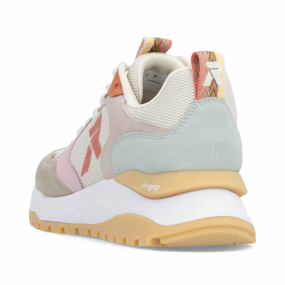 Baskets basses Rieker beiges pour femme W2506-61 avec lacets. Chaussure vue de l'arrière.