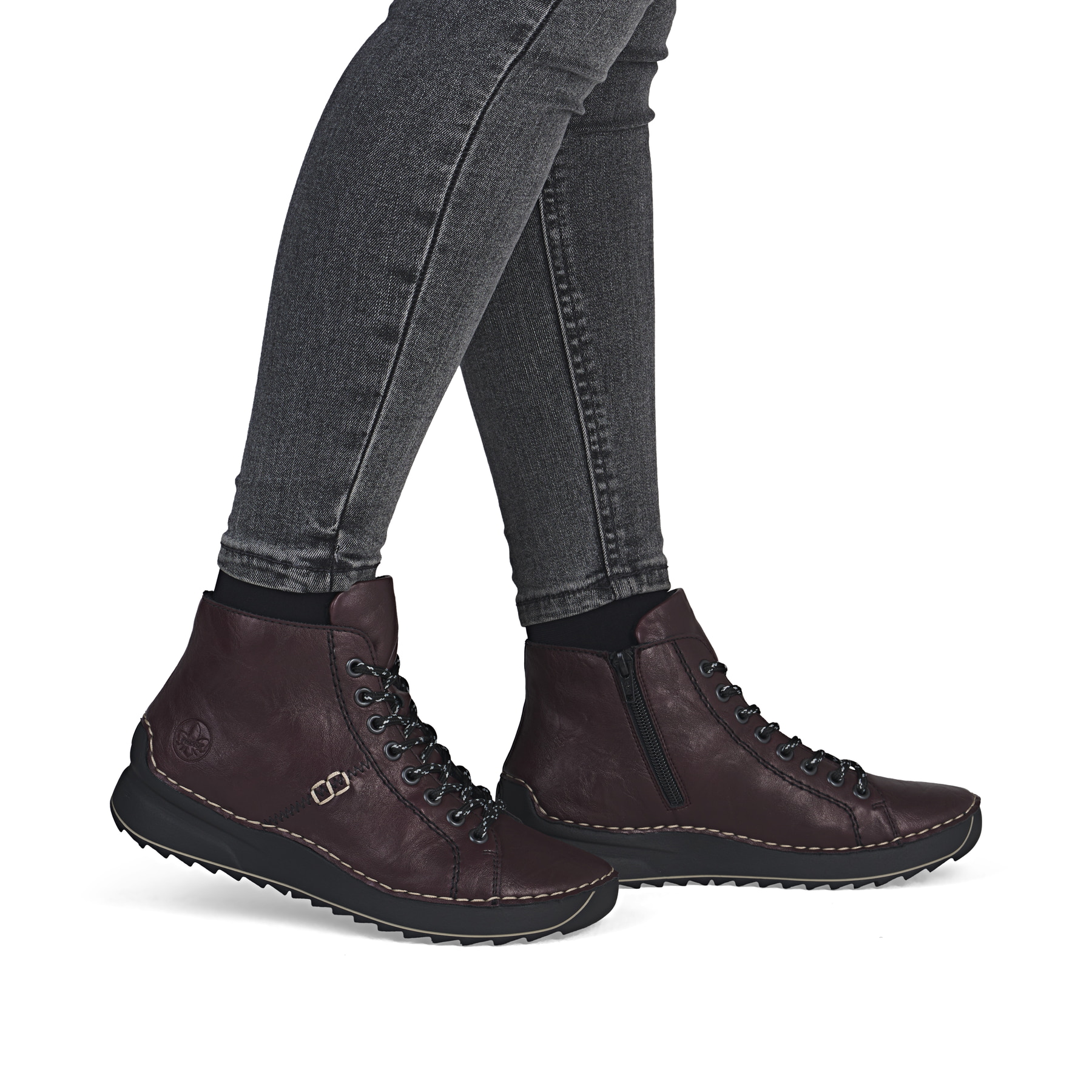 Dunkelrote Rieker Damen Schnürstiefel 71510-30 mit einem Reißverschluss. Schuh am Fuß.
