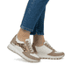Beige Rieker Damen Sneaker Low N8308-64 mit Reißverschluss sowie Komfortweite G. Schuh am Fuß.