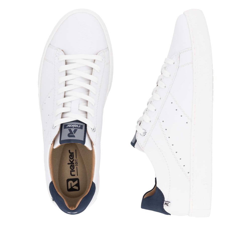 Baskets basses Rieker blanches pour homme U0704-80 avec lacets. Chaussure vue de dessus, couchée.