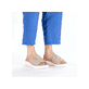 Beige Rieker Damen Pantoletten V1395-62 mit einem Klettverschluss. Schuh am Fuß.