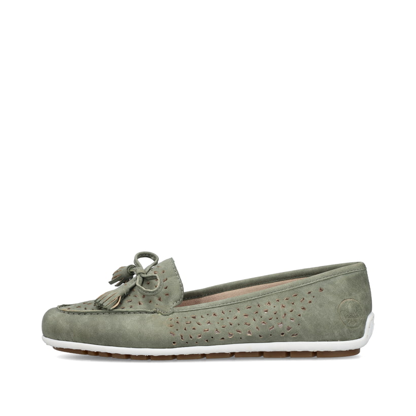 Grüne Rieker Damen Loafer 46886-52 in Löcheroptik sowie extra weicher Decksohle. Schuh Außenseite.