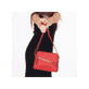Sac à main Rieker H1031-33 rouge avec fermeture éclair et bandoulière ajustable. Porté.