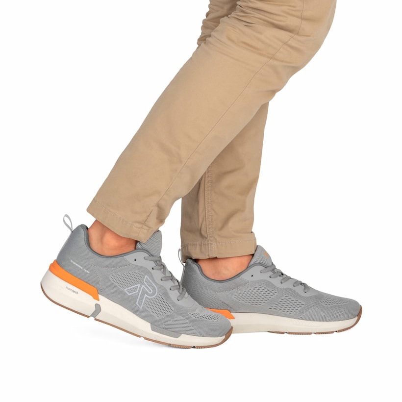 Graue Rieker Herren Sneaker Low U1404-40 mit Schnürung sowie flexibler Sohle. Schuh am Fuß.