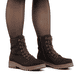 Dunkelbraune Rieker Damen Biker Boots Y7622-25 mit einem Reißverschluss. Schuh am Fuß.