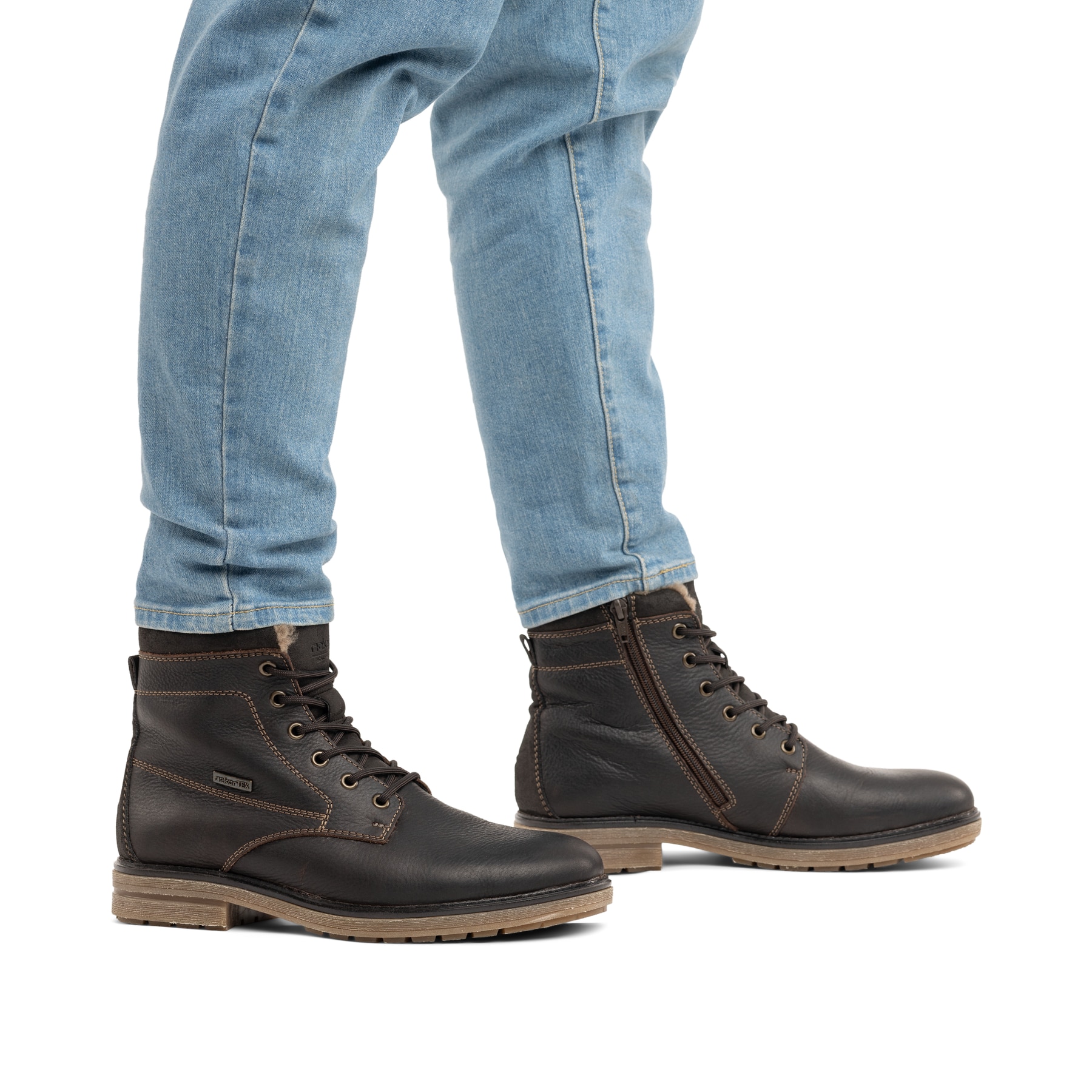 Dunkelbraune Rieker Herren Schnürstiefel 33420-25 aus Glattleder. Schuh am Fuß.