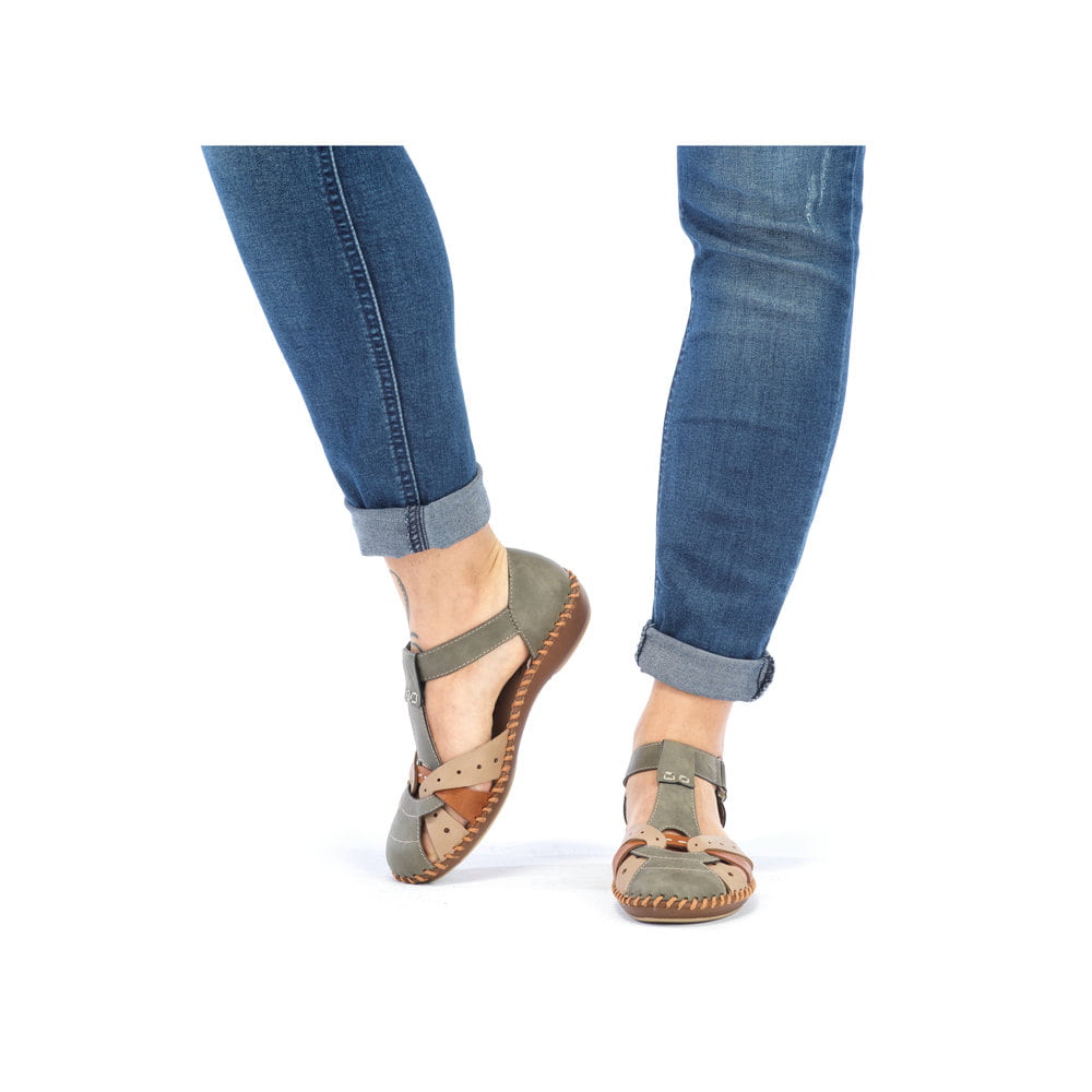 Grünbraune Rieker Damen Sandalen M1655-54, Barfußschuhe mit modernen Ziernähten. Schuh am Fuß.