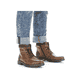 
Karamellbraune Rieker Herren Schnürstiefel 33140-25 mit einer robusten Profilsohle. Schuh am Fuß