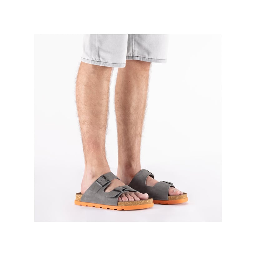 Graue Rieker Herren Pantoletten 21190-40 mit einem Schnallen sowie Extraweite H. Schuh am Fuß.