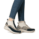 Mehrfarbige Rieker Damen Sneaker High N9362-90 mit einem Reißverschluss. Schuh am Fuß.