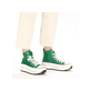 Grüne Rieker Damen Sneaker High 90010-52 mit abriebfester Plateausohle. Schuh am Fuß.